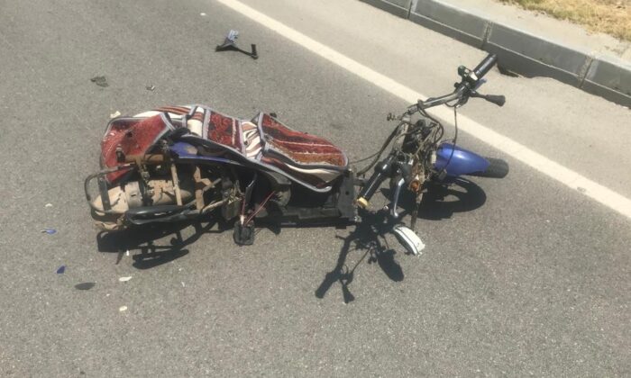 Ticari araçla çarpışan elektrikli bisikletteki 2 kişi öldü