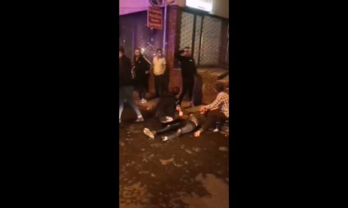 Ticari taksi ile motosiklet çarpıştı, kardeşini yerde gören ağabeyin feryatları yürekleri dağladı