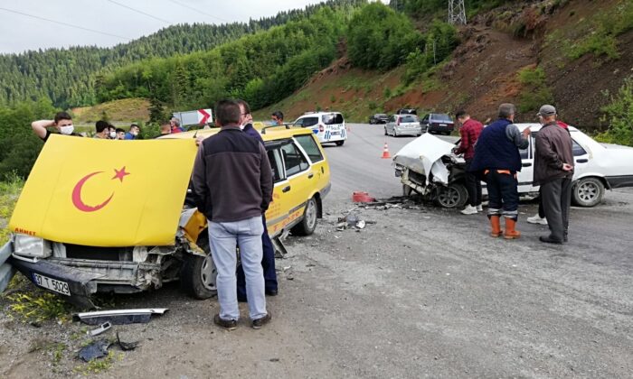 Ticari taksi ile otomobil kafa kafaya çarpıştı