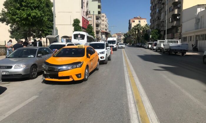 Ticari taksinin U dönüşü zincirleme kazayla son buldu