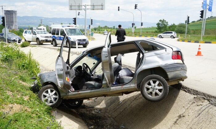 Tır ile otomobil çarpıştı: 3 yaralı