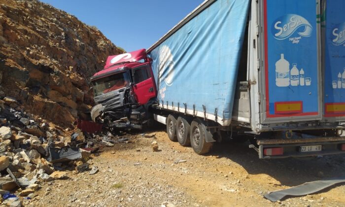 Tır şarampole uçtu, sürücü yaralandı