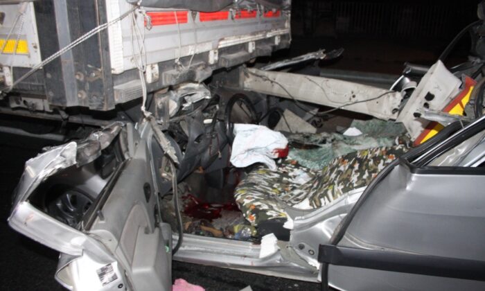 Tıra arkadan çarpan alkollü sürücü hayatını kaybetti