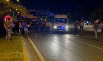 Tıra çarpan ticari araç sürücüsü direksiyon başında sıkıştı