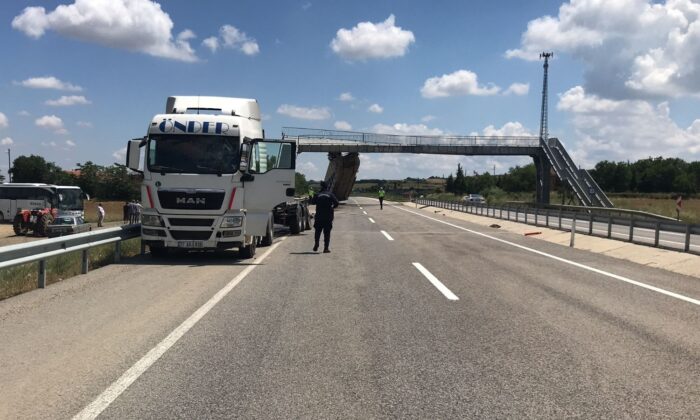 Tırın açık kalan dorsesi üst geçitte asılı kaldı