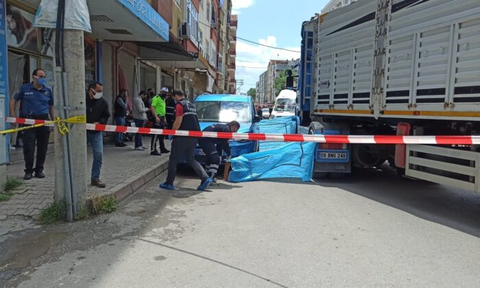 Tırın altında kalan yaşlı kadın hayatını kaybetti