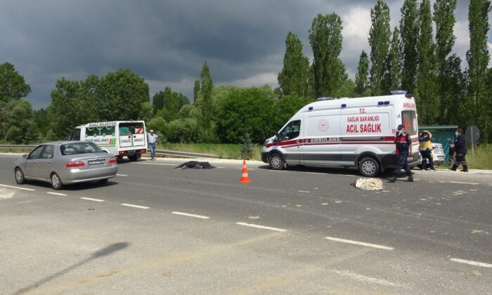 Tırın çarptığı römorkta bulunan yaşlı kadın yola savruldu: 1 ölü