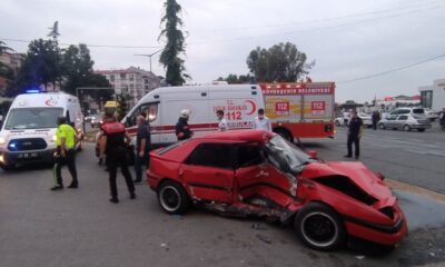 Tırın çarptığı spor otomobil hurdaya döndü: 1 yaralı