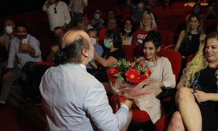 Tiyatro salonunda oyuncudan sürpriz evlilik teklifi