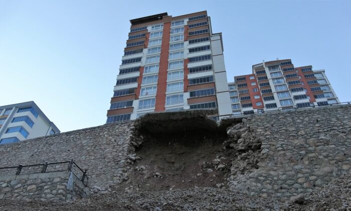 Tokat’ta 16 katlı binanın istinat duvarı çöktü, vatandaşlar tedirgin