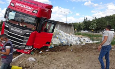 Tokat’ta lastiği patlayan tır yan yattı