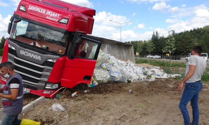 Tokat’ta lastiği patlayan tır yan yattı