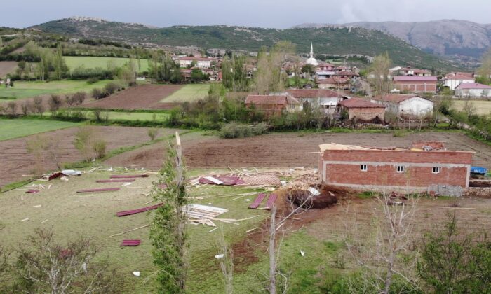 Tokat’ta tarım arazilerini dolu vurdu, zarar büyük