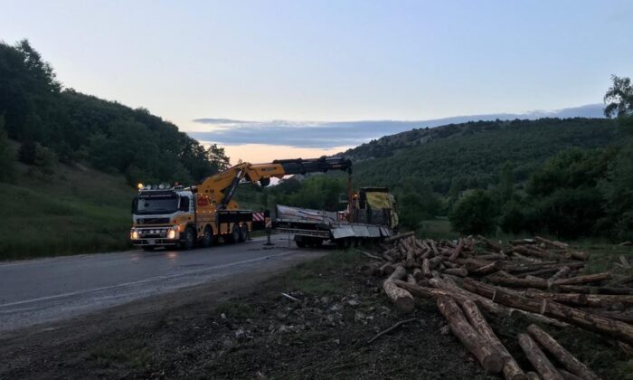 Tomruk yüklü tır devrildi, sürücü yaralandı