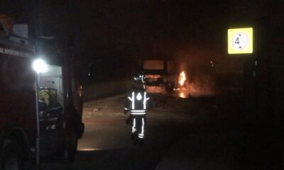 Topkapı köprüsünün altında bir minibüs alev alev yandı