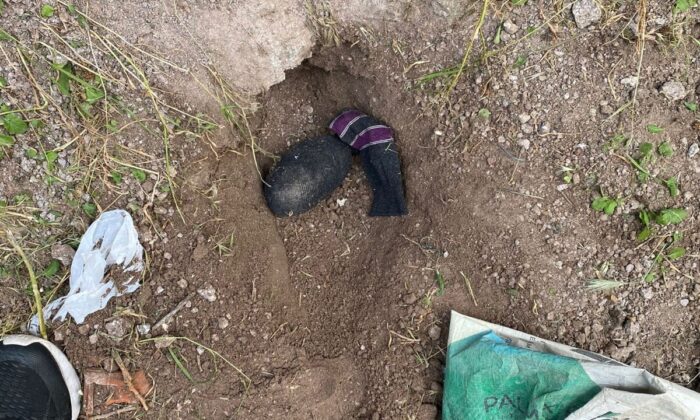 Toprağa gömdükleri eroini çıkartmaları polislere yakalanmalarına neden oldu