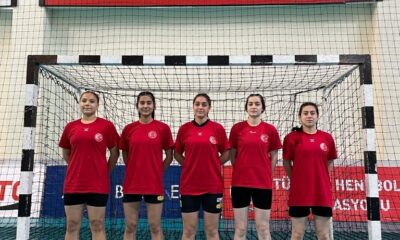 Toprak sahada başladıkları hentbolda 11 sporcu Yıldız Kız Milli Takım kampına çağrıldı