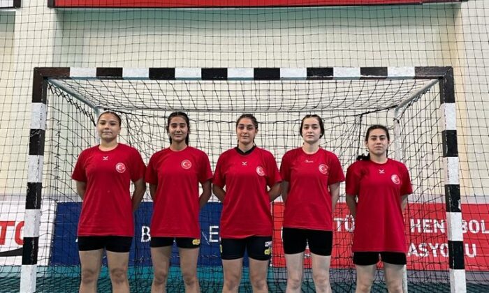 Toprak sahada başladıkları hentbolda 11 sporcu Yıldız Kız Milli Takım kampına çağrıldı