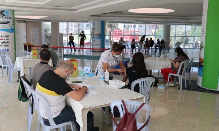 Torbalı’da binlerce fabrika çalışanı hastaneye gitmeden aşılandı