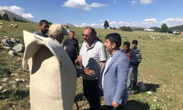 Torosların kartallarına kepenek dağıtıldı