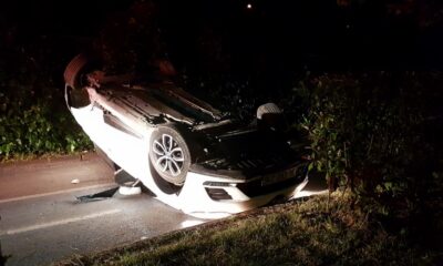 Trafiğe kapalı yolda bariyerlere çarpan otomobil takla attı: 1 yaralı