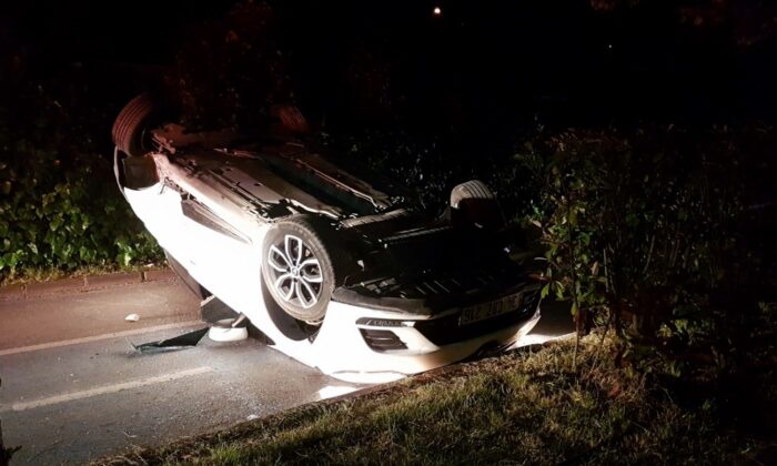 Trafiğe kapalı yolda bariyerlere çarpan otomobil takla attı: 1 yaralı