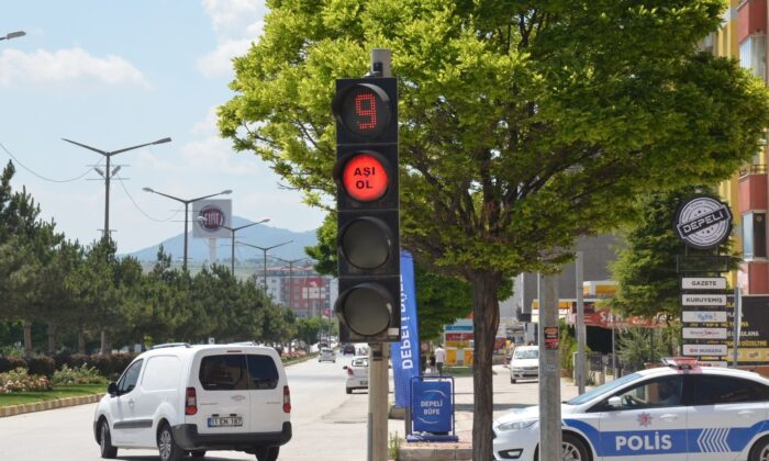 Trafik ışıklarından ‘Aşı ol’ çağrısı