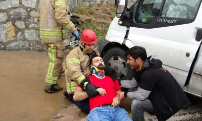 Trafik kazasında itfaiye erinden ilk yardım müdahalesi