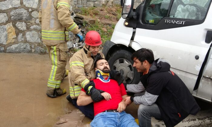 Trafik kazasında itfaiye erinden ilk yardım müdahalesi