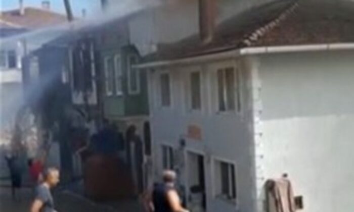 Trafo patladı, 3 köy evi küle döndü