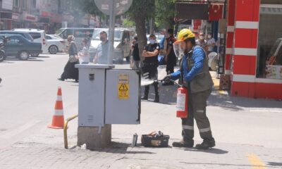 Trafo yangınını elektrik şirketi görevlileri söndürdü