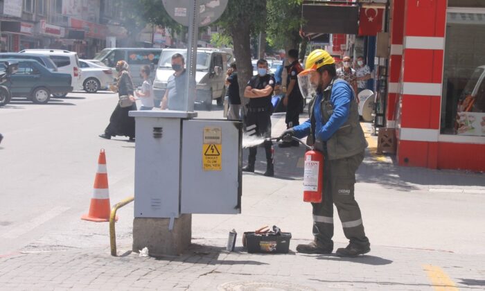 Trafo yangınını elektrik şirketi görevlileri söndürdü