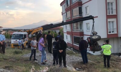 Traktör şarampole devrildi, kadın sürücü yaralandı