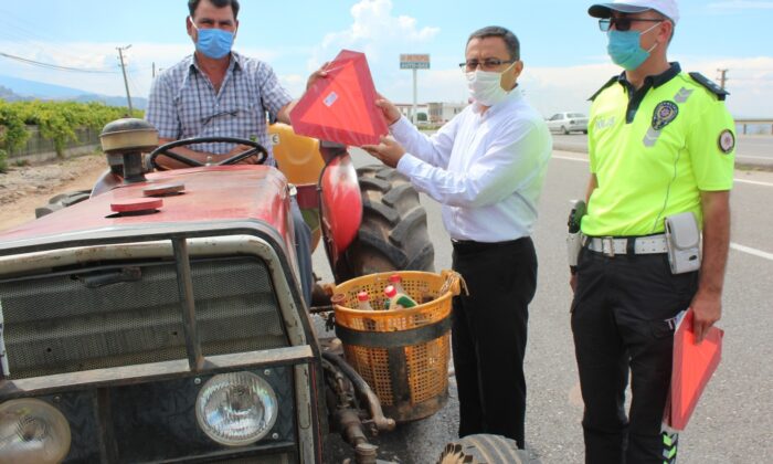 Traktör sürücülerine reflektör bilgilendirmesi