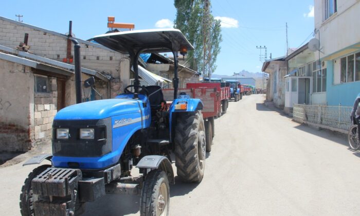 Traktör sürücülerine ’Reflektör Tak, Görünür Ol’ sloganıyla reflektör dağıtımı yapıldı