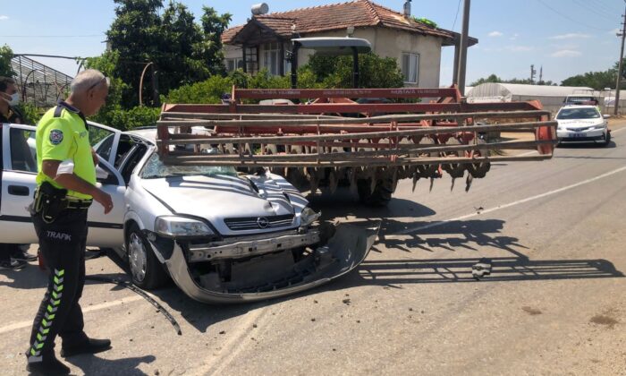 Traktöre takılı zirai alete çarpan otomobil sürücüsü hayatını kaybetti