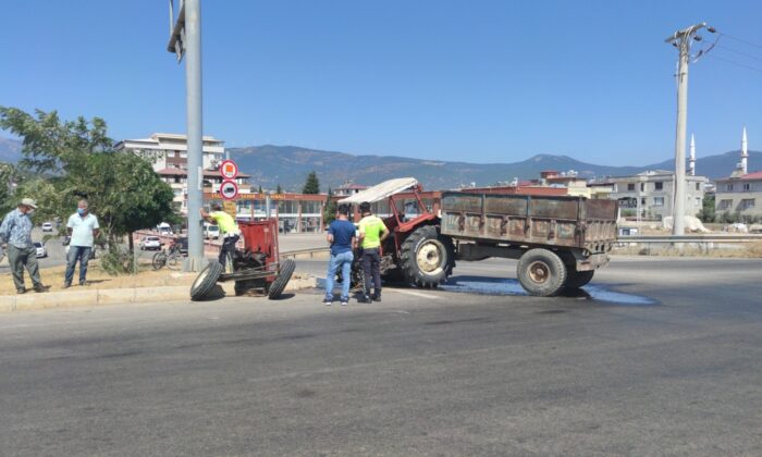 Traktörün ikiye ayrıldığı kaza güvenlik kamerasına yansıdı