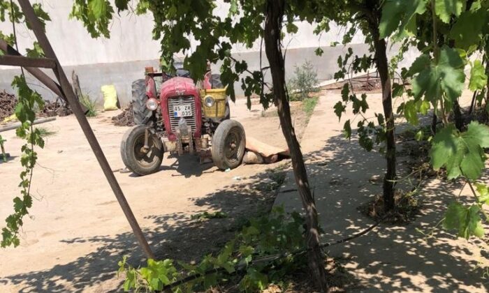 Traktörün üzerinde kalp krizi geçirip tekerin altında kaldı