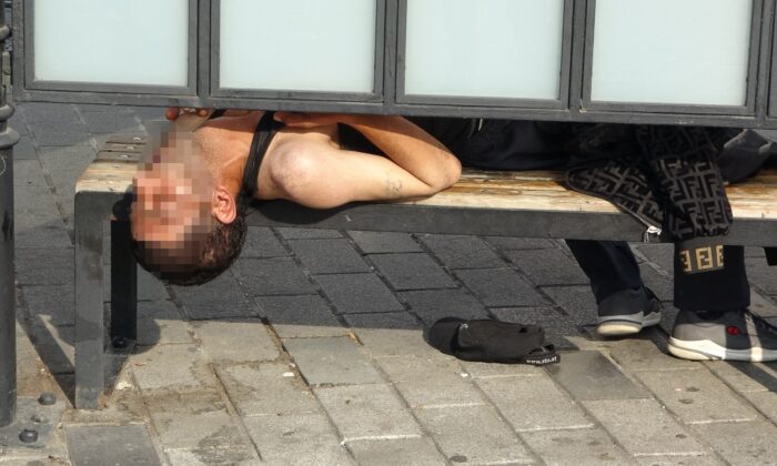 Tramvay durağında uyuşturucu krizine giren şahıs polisi harekete geçirdi