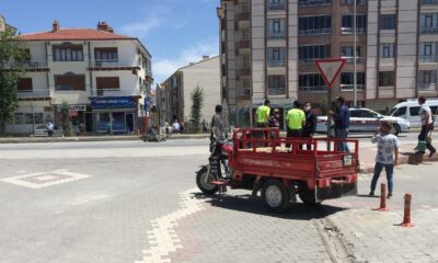 Triportörle elektrikli bisiklet çarpıştı: 2 yaralı