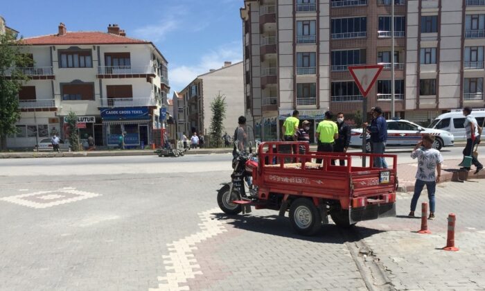 Triportörle elektrikli bisiklet çarpıştı: 2 yaralı