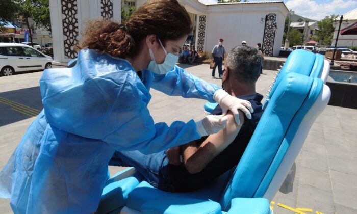 Tunceli’de meydanda mobil aşı hizmeti