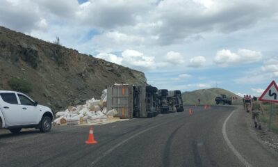 Tunceli’de saman yüklü kamyon devrildi: 2 yaralı