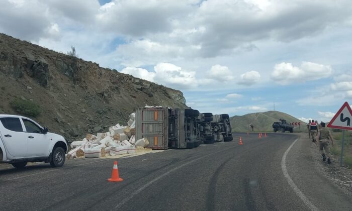 Tunceli’de saman yüklü kamyon devrildi: 2 yaralı