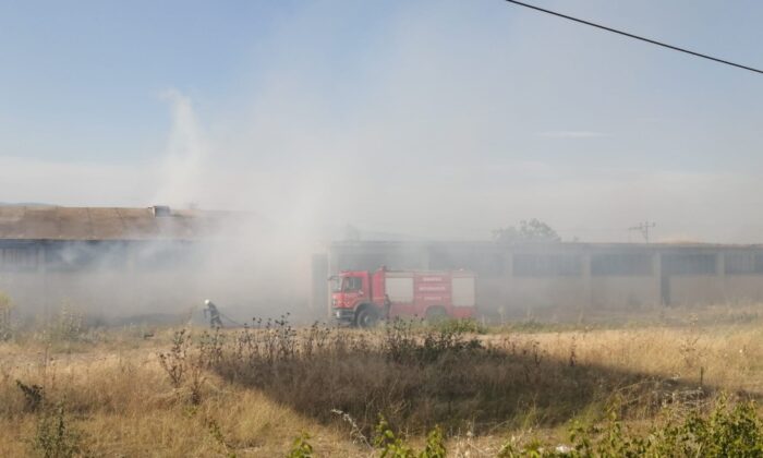 Turgutlu’da ot yangını metruk fabrikaya sıçradı