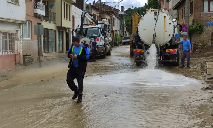 Turistik beldeyi sel bastı, belediye ekipleri kısa sürede temizledi