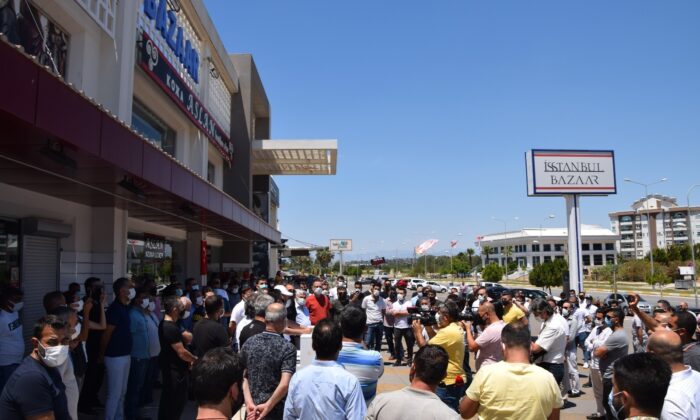 Turizm bölgesi Kundu’da toplanan esnaf, yeni saat ayarlaması istedi