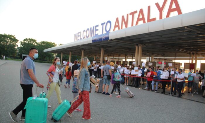 Turizm kenti Antalya’ya Rus turist akını başladı
