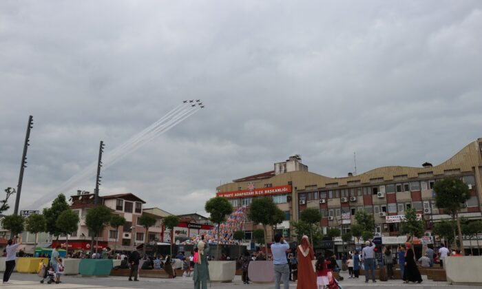 Türk Yıldızları’nın Sakarya semalarındaki gösterisi nefes kesti