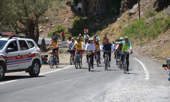 Türkiye’nin dört bir tarafından Şırnak’a gelen sporcular, huzurun sağlandığı dağlarda bisiklet sürdü